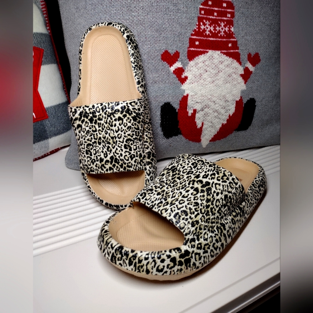 Sz 8.5-9 Animal Print Slides NEW, Foam Black, White, Yellow - Picture 1 of 13